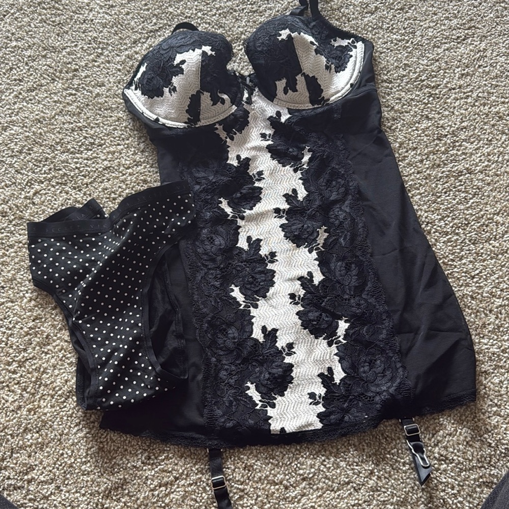 Victoria secert lingerie size 34D bra matched with new M panty